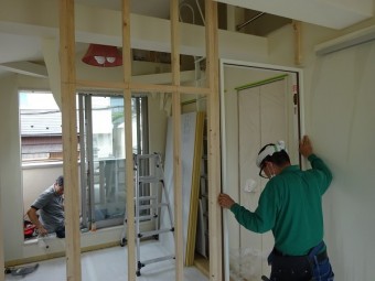 パステルカラーの間仕切り壁で圧迫感のない快適空間に　目黒区 K様邸